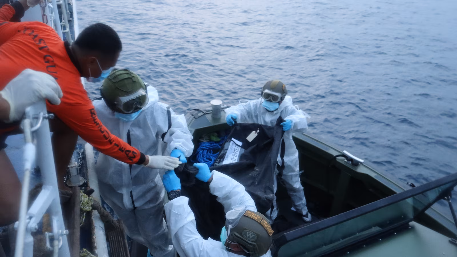 Leichen von ausgebrannter philippinischer Fähre nach Brand mit mindestens 35 Toten im Hafen eingetroffen