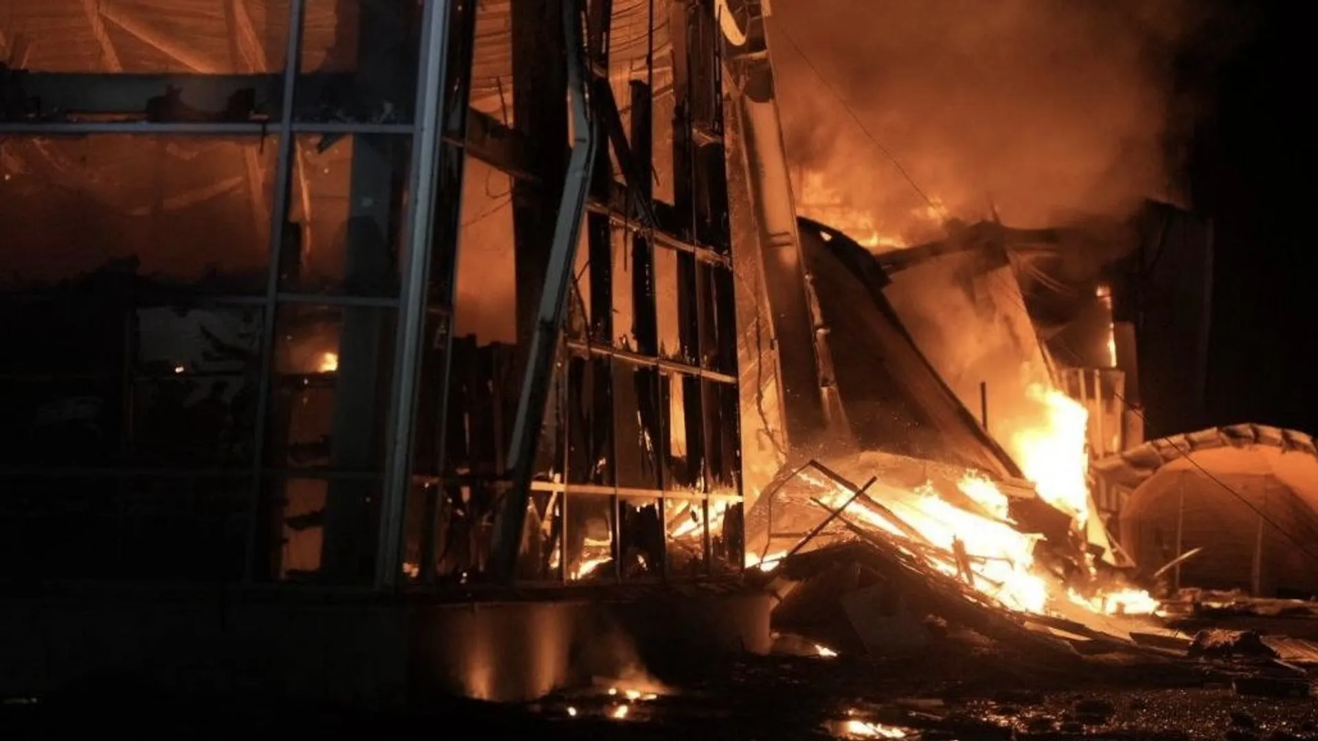 Einkaufszentrum in Saporischschja nach russischem Angriff in Flammen