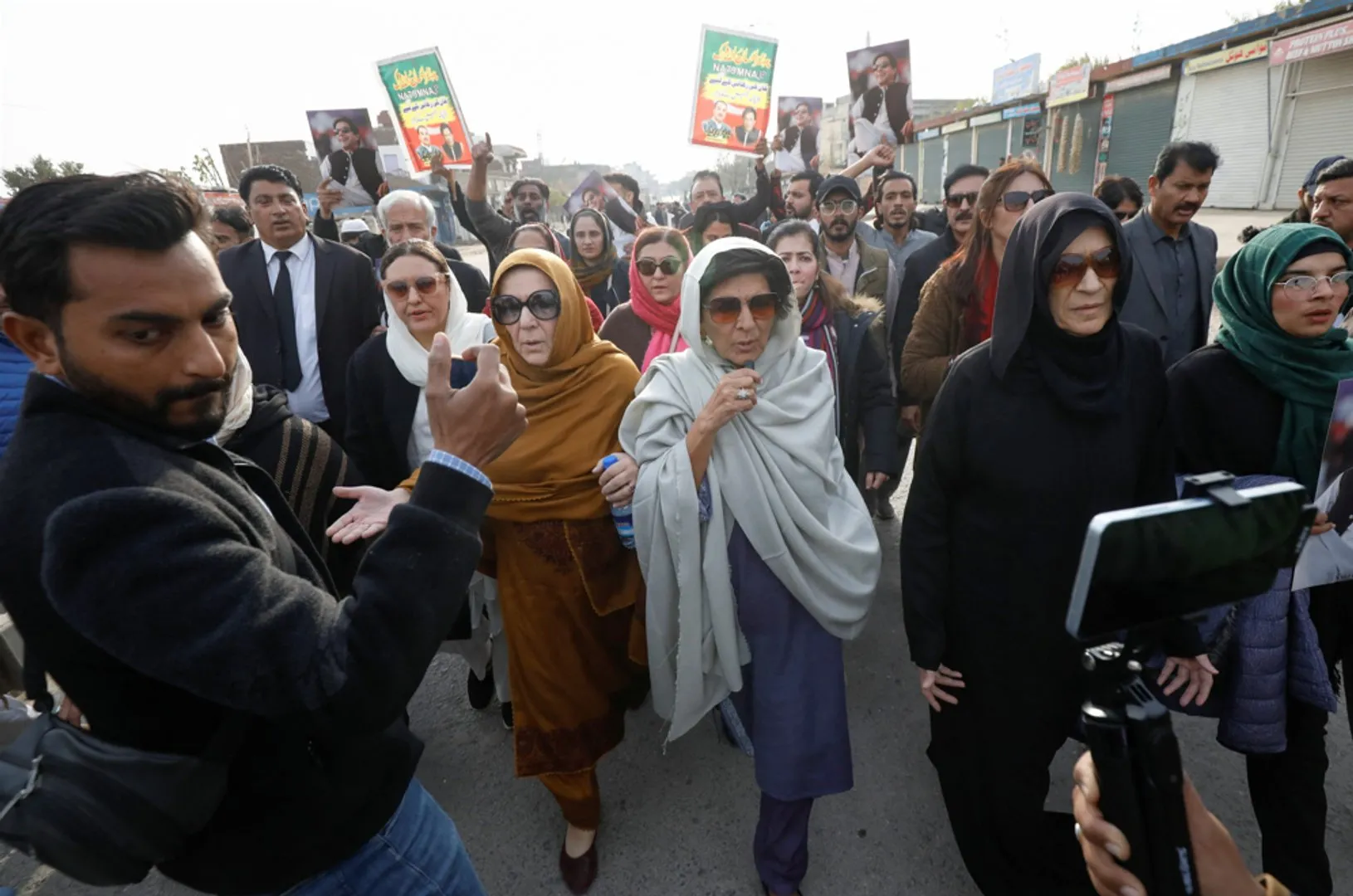 Familie von Imran Khan: Drei seiner Schwestern vor Marsch nach Islamabad festgenommen