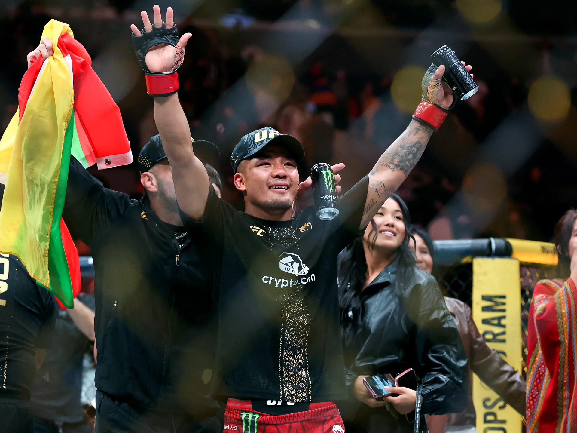 Joshua Van mit dem UFC-Gürtel