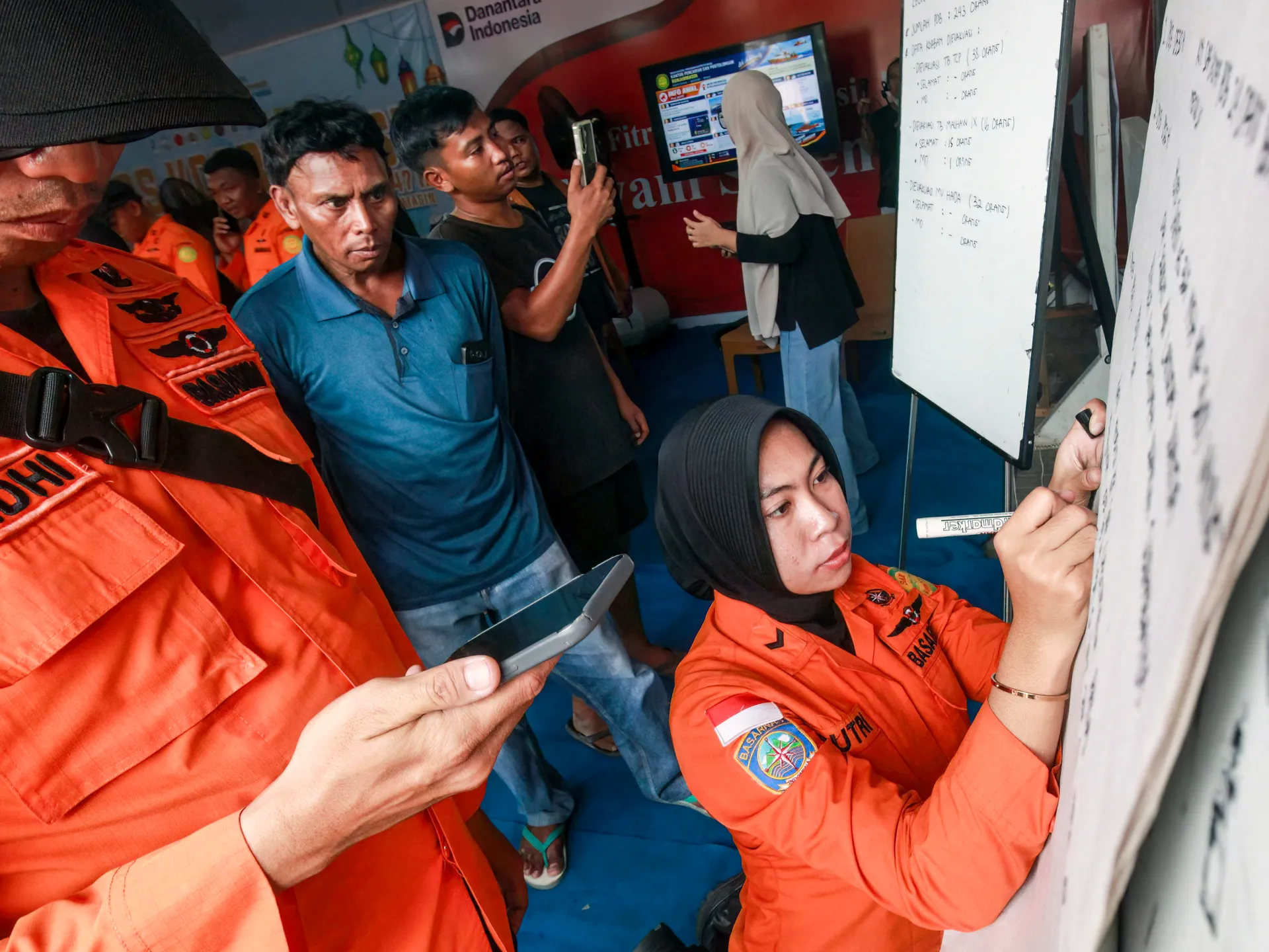 Retter suchen nach 140 Menschen nach Untergang eines indonesischen Passagierschiffs