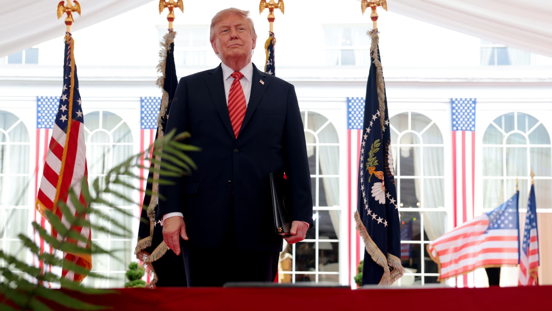 Trump sagt, die USA könnten iranisches Öl „wie Venezuela“ behalten, während Gespräche über die Straße von Hormus stocken