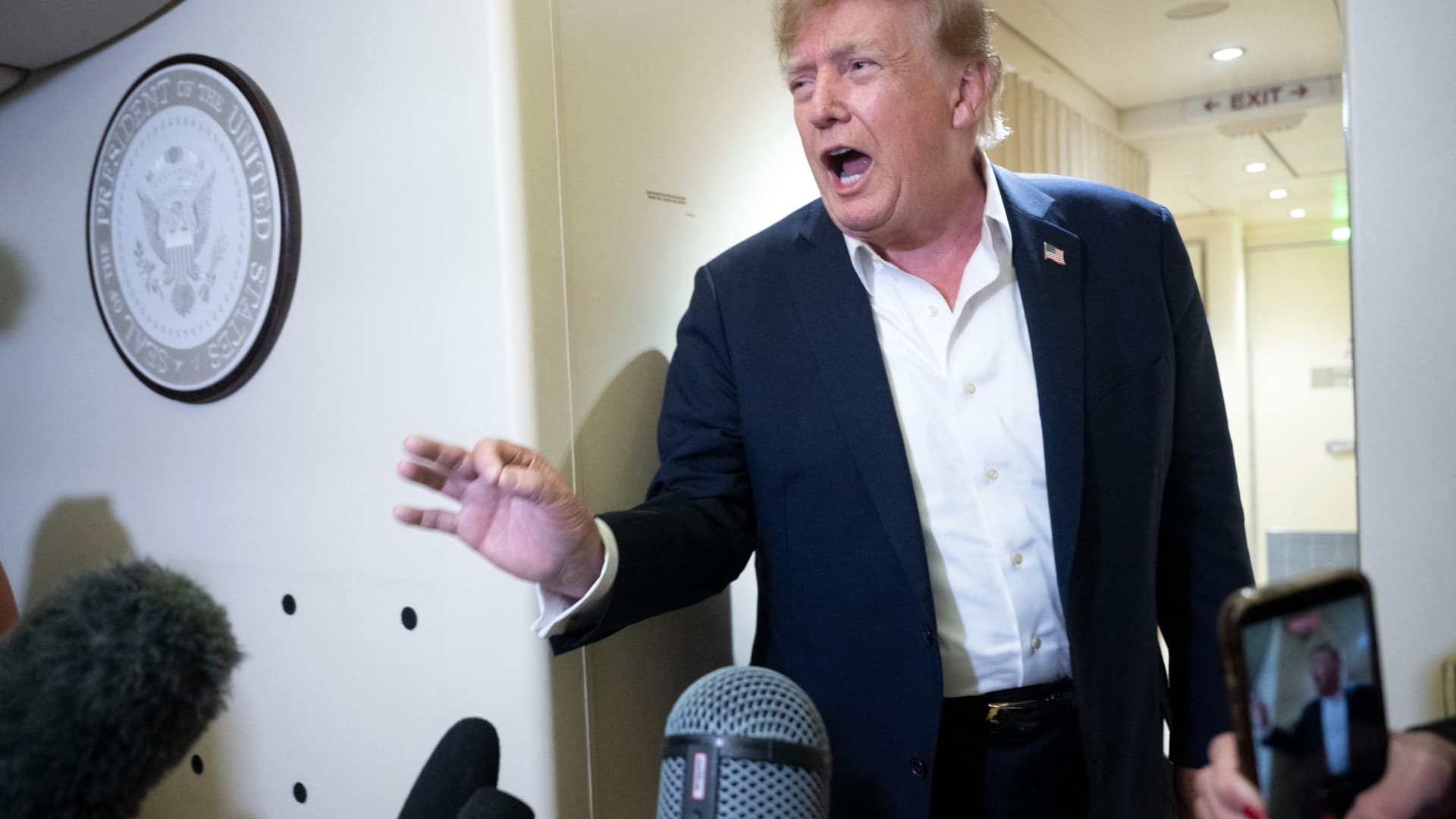 Trump sieht keinen Bedarf für mehr KI-Regulierung und kritisiert Anthropic-Chef Dario Amodei
