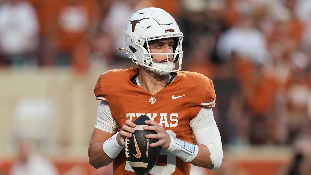Texas-Quarterback Arch Manning wirft einen Pass gegen UTSA
