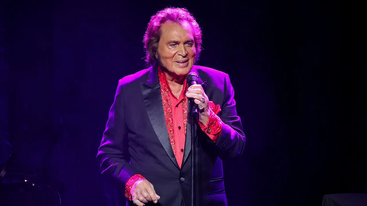 Engelbert Humperdinck verrät, wie ein offener Schnürsenkel ihm während des Militärdienstes das Leben rettete