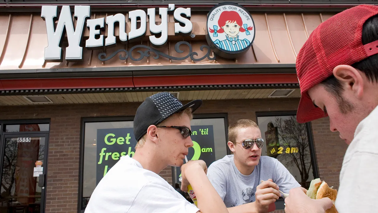 Monströser Wendy's-Burger kehrt zurück und fordert Kunden heraus, 9 Patties in 9 Minuten zu verschlingen