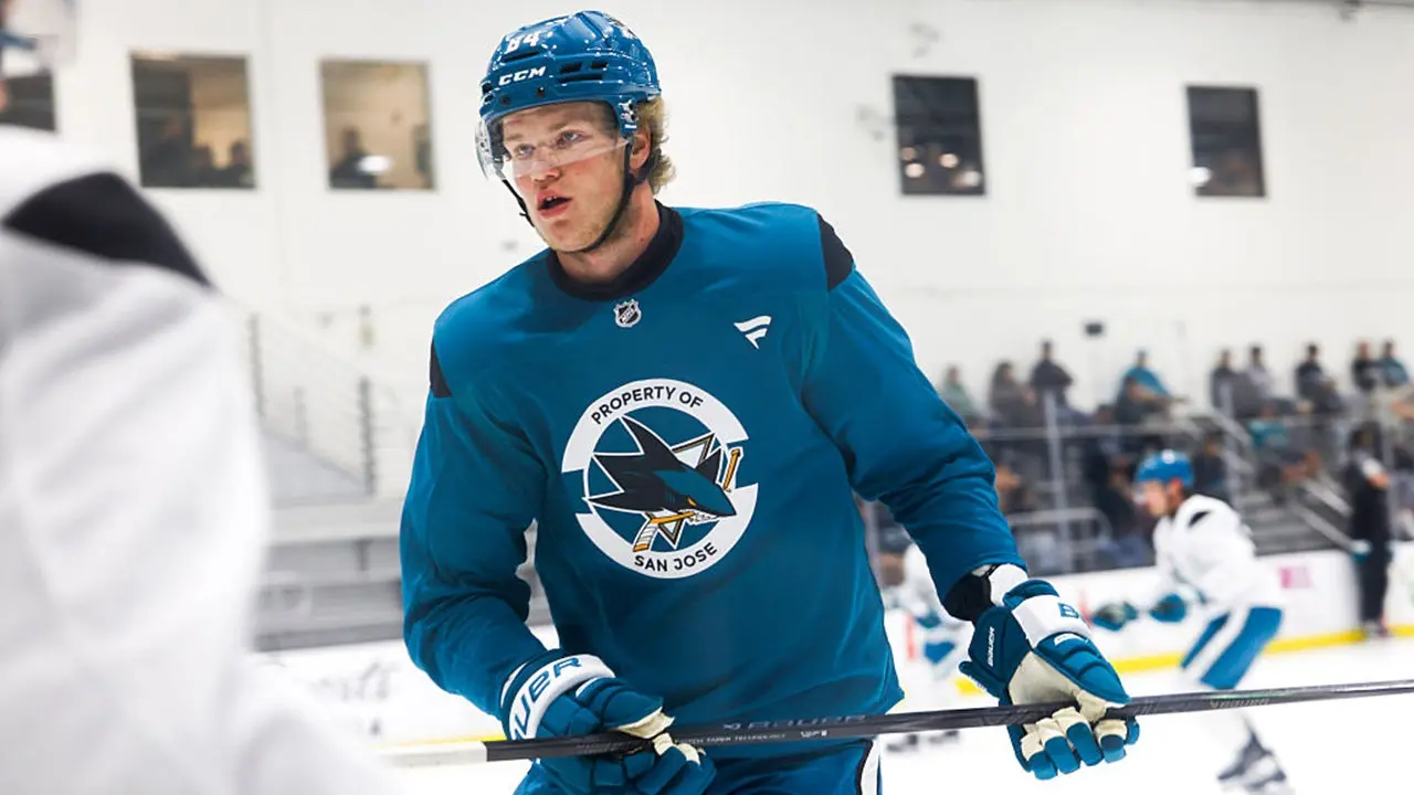 Sharks-Talent Alexander Karmanov (2,16 m) liefert sich wilde Box-Einlage mit Kings-Rookie