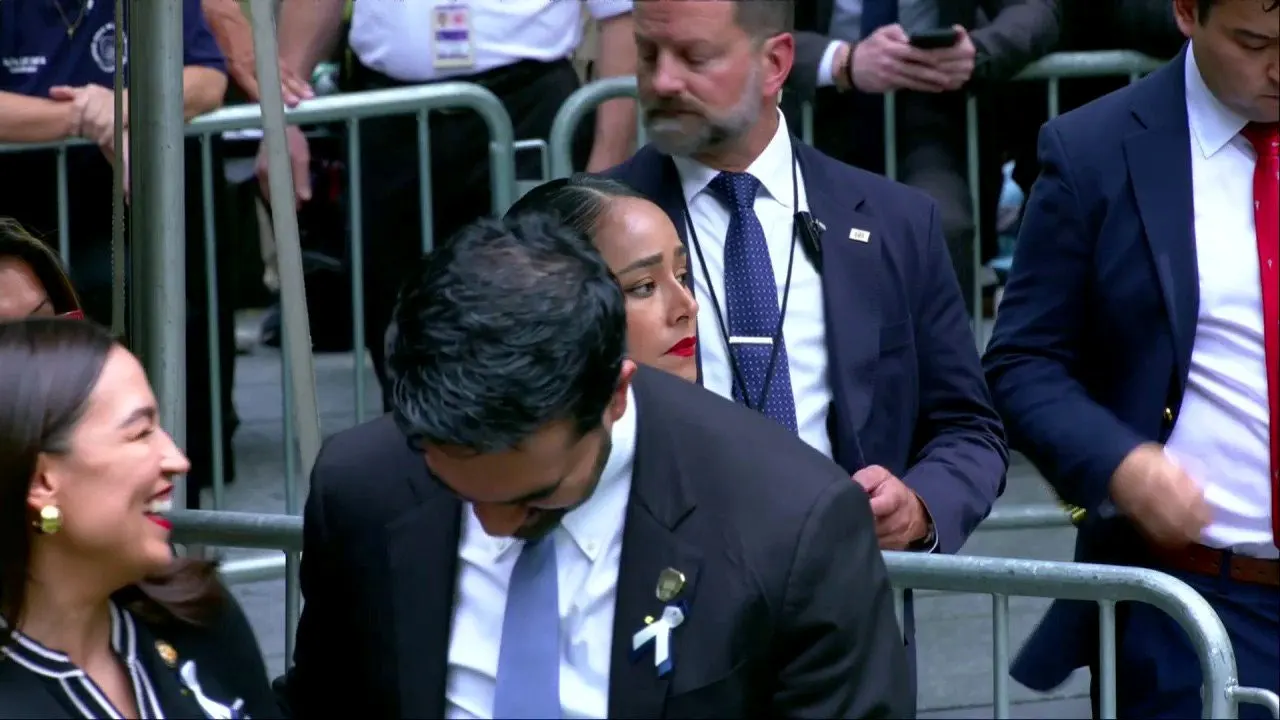 Trump kritisiert AOC und Mamdani scharf für Lachen während Gedenkfeier zum 11. September am Ground Zero