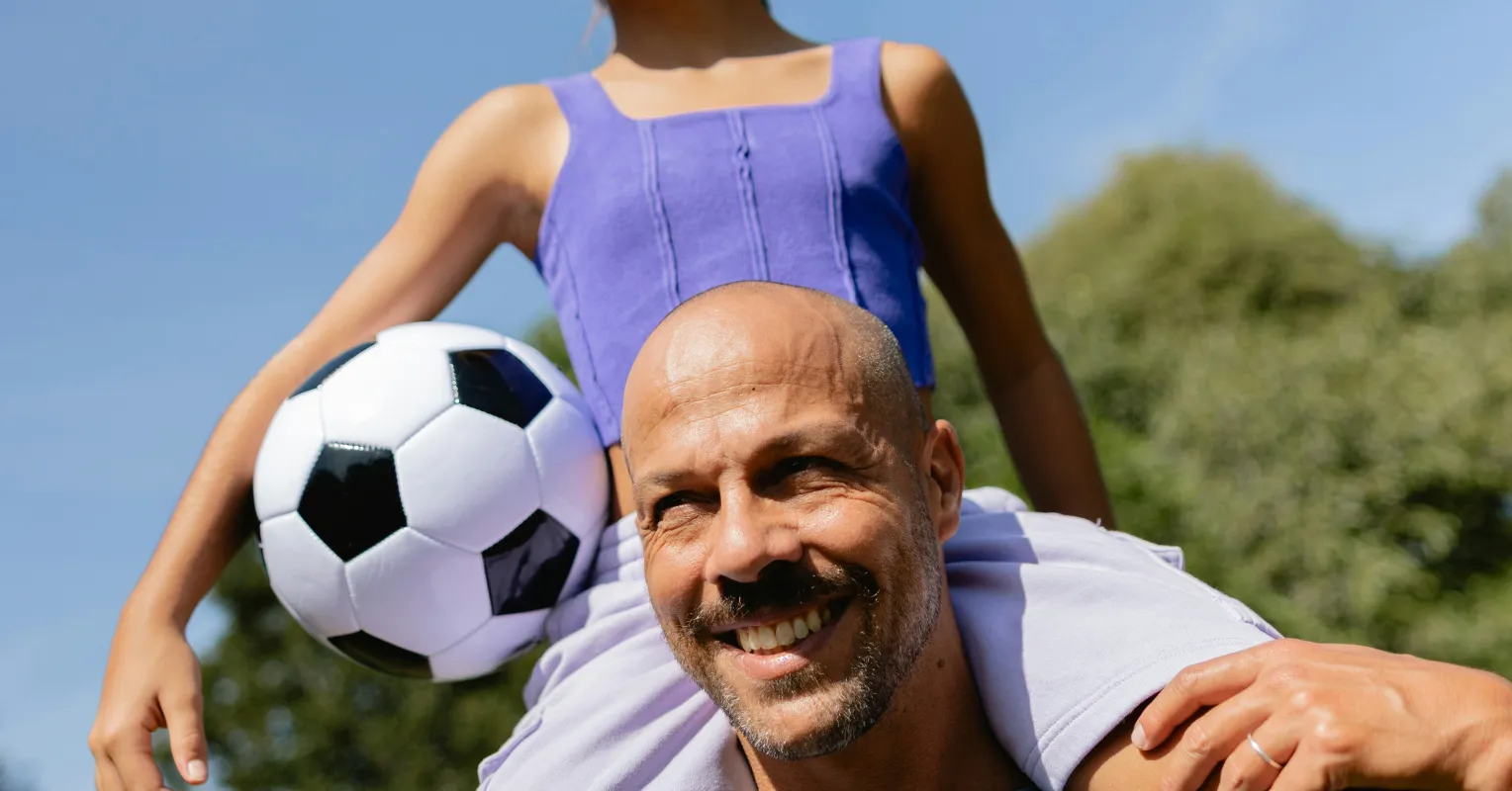 Ein Vater im Gespräch mit seinem Kind