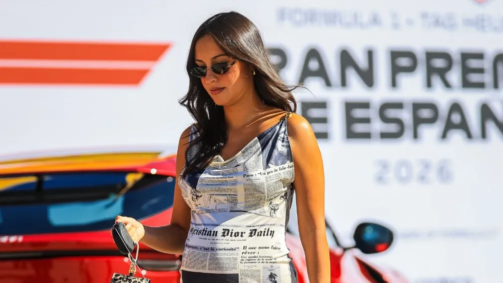 Alexandra Leclerc trägt ein Dior-Zeitungskleid beim Großen Preis von Spanien