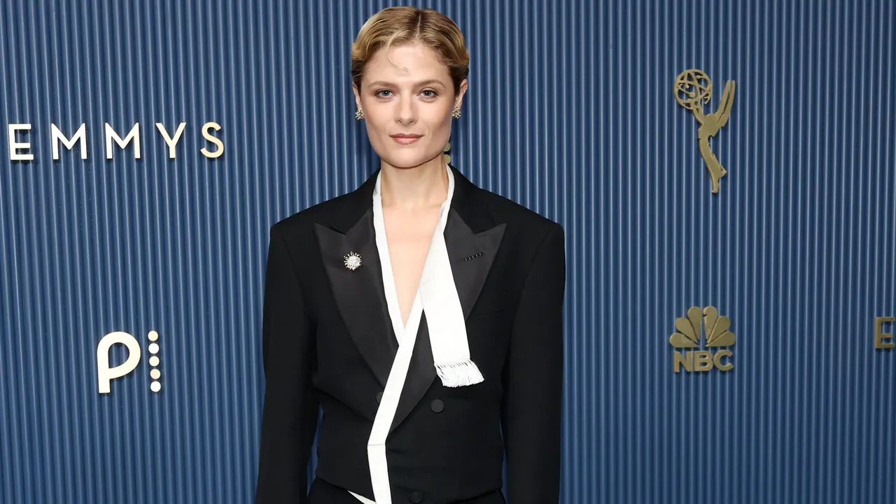 Emmys 2026: Die Mode auf dem roten Teppich – Alle Kleider und Outfits im Live-Ticker