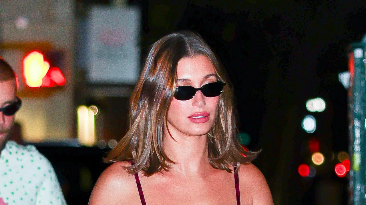 Hailey Bieber mit neuer dunkler Frisur