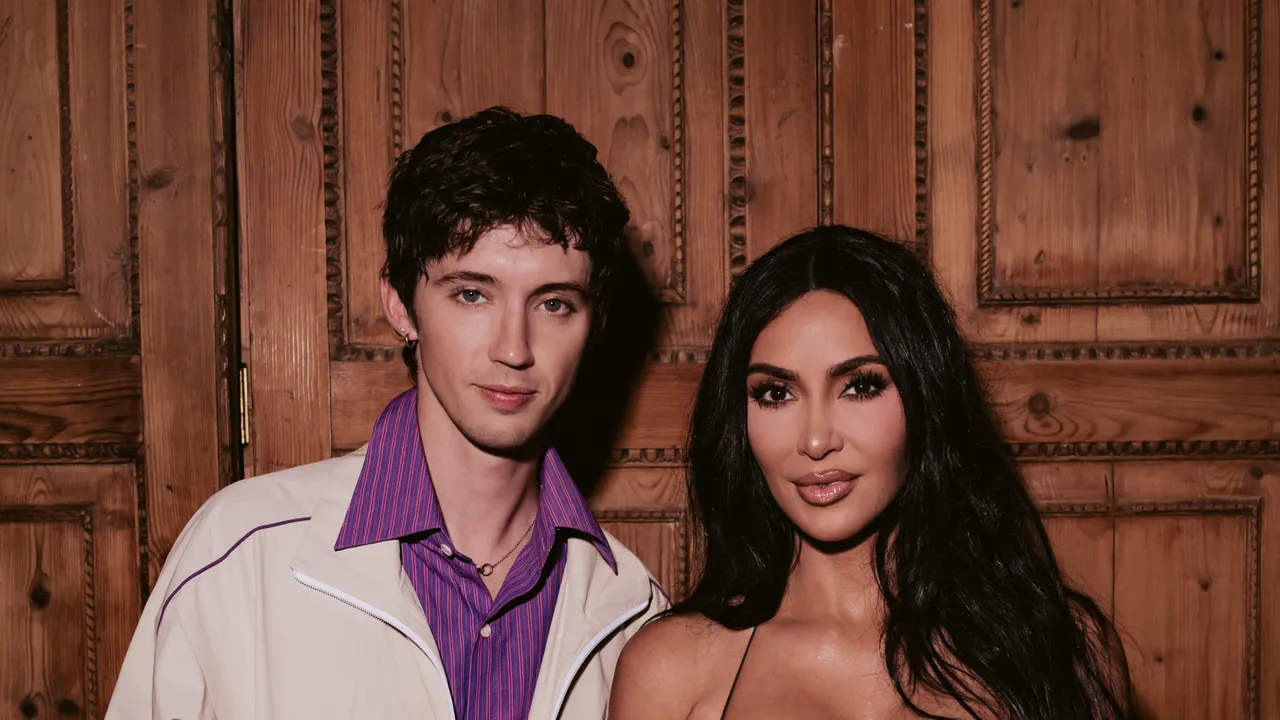 Kim Kardashian in einem Kleid von Ludovic de Saint Sernin bei der Eröffnung des Skims-Stores in London