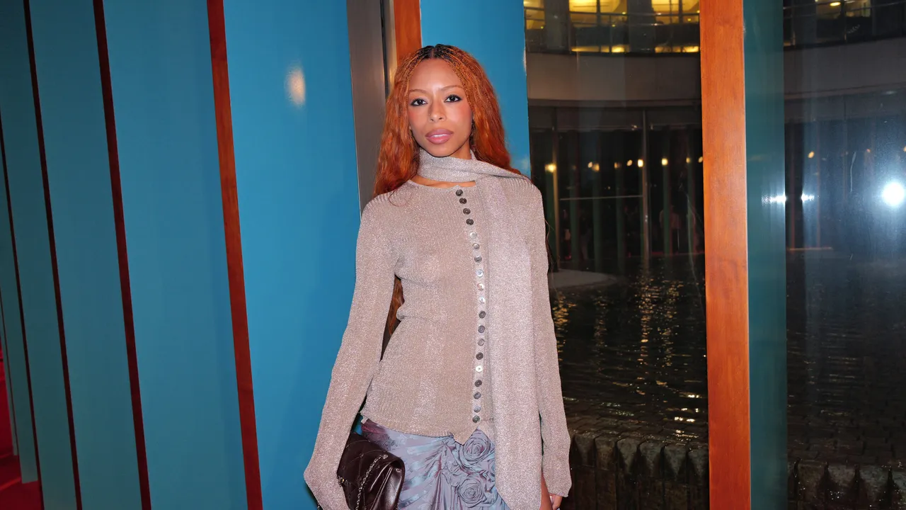 Ravyn Lenae versuchte bei Tory Burch einen ruhigen Puls zu bewahren